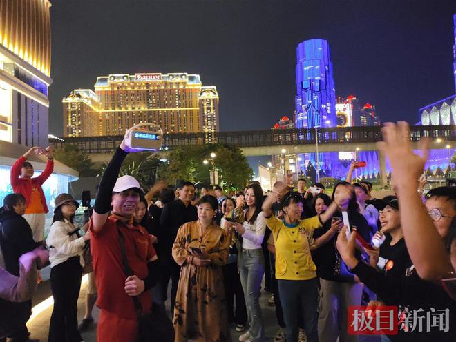 大合唱盛况有歌迷为看秀提前两月从美回国千亿球友会平台刀郎澳门演唱会场外再现(图1)